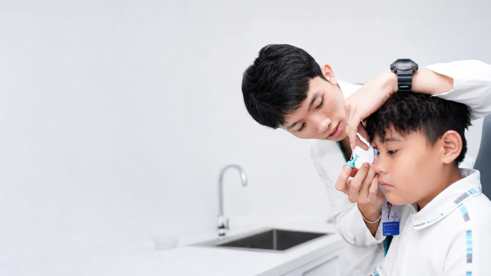 Chuyên gia vivision kid hướng dẫn trẻ trong buổi khám mắt