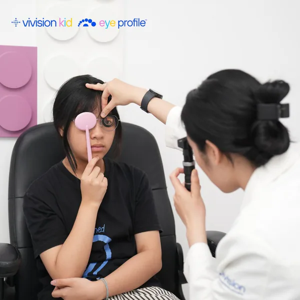 Chuyên gia VIVISION KID khám và đo mắt chuyên sâu cho trẻ