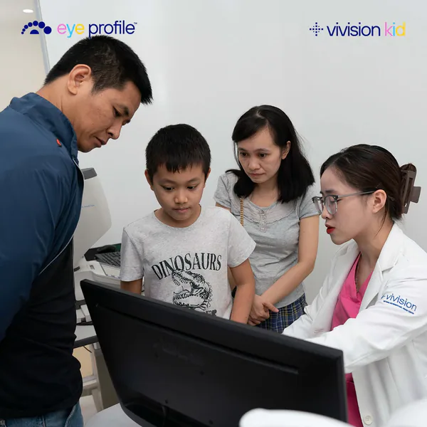 Chuyên gia VIVISION KID tư vấn kết quả thăm khám với gia đình