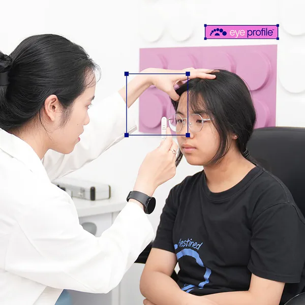 Chuyên gia kiểm tra mắt cho trẻ trong buổi tái khám
