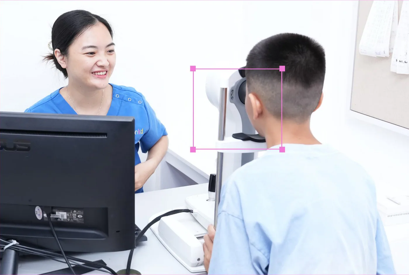 Chuyên viên vivision kid hướng dẫn trẻ đo mắt
